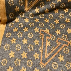 FASHION, Gray and Yellow Scarf